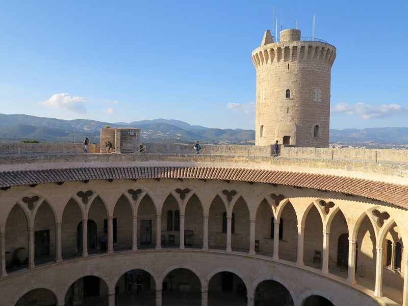El Castillo de Bellver en Mallorca y los parques mas recomendados